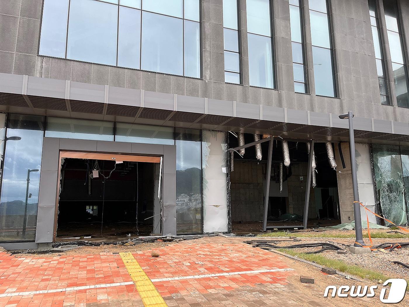본문 이미지 - 제11호 태풍 '힌남노'가 지나간 6일 오전 부산 서구 암남동 송도해수욕장 인근 상가 1층의 유리창이 깨져있다. (독자 이재찬 씨 제공) 2022.9.6/뉴스1 ⓒ News1 