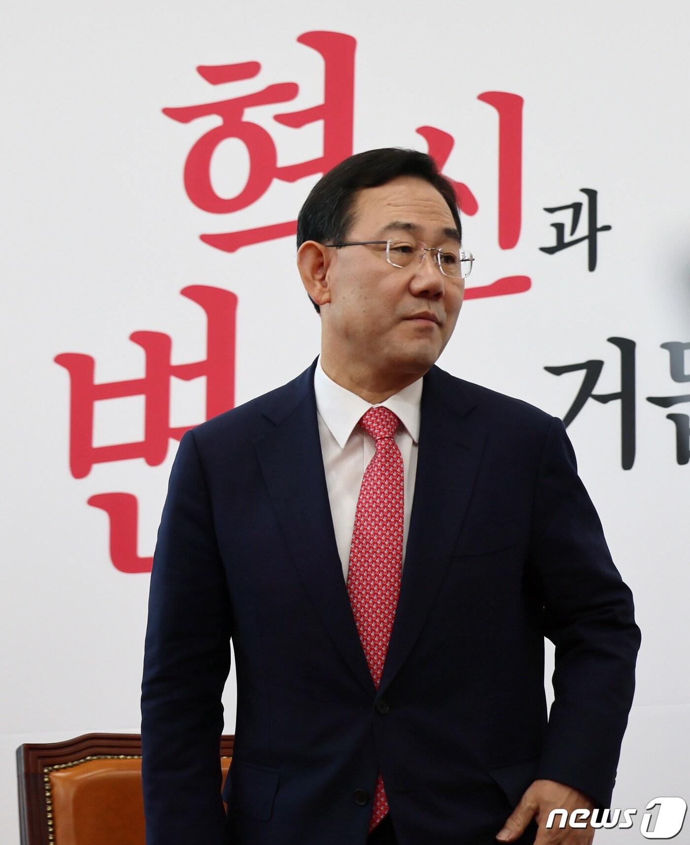 본문 이미지 - 주호영 국민의힘 전 비대위원장이 6일 국회에서 '비대위원장직 거부 의사'를 밝히는 기자회견을 마친후 자리에서 일어나고 있다. (공동취재) 2022.9.6/뉴스1 ⓒ News1 허경 기자
