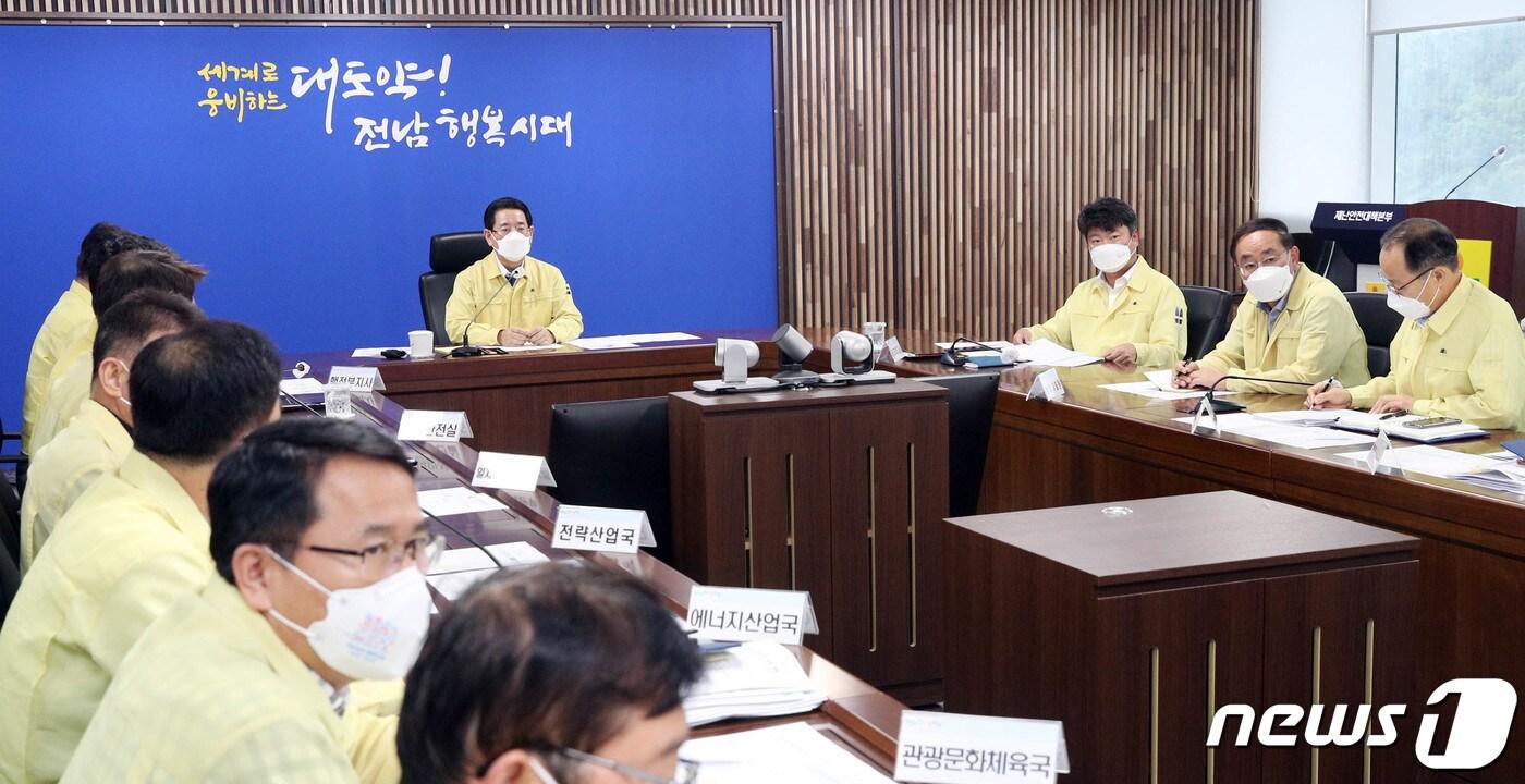 본문 이미지 - 김영록 전라남도지사가 6일 오전 도청 재난종합상황실에서 제11호 태풍 ‘힌남노’ 북상에 따른 실국별 피해상황 보고회의를 주재하고 있다. 김 지사는 과수ㆍ수산ㆍ농작물 등 피해 조사후 보상처리를 하고, 태풍으로 인한 소소한 피해도 조사를 철저히 해 줄 것을 당부했다.(전남도 제공) 2022.9.6/뉴스1 ⓒ News1