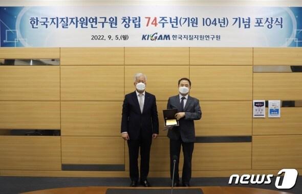 본문 이미지 - 한국지질자원연구원 이평구 원장(왼쪽)과 김광은 박사가 기념 촬영을 하는 모습. (지질연 제공.) 