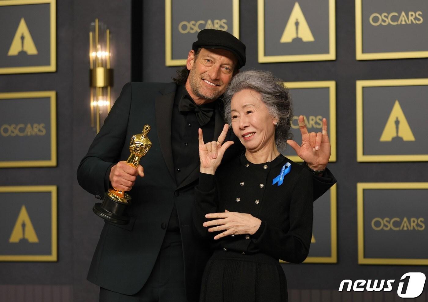 트로이 코처와 윤여정 ⓒ AFP=뉴스1