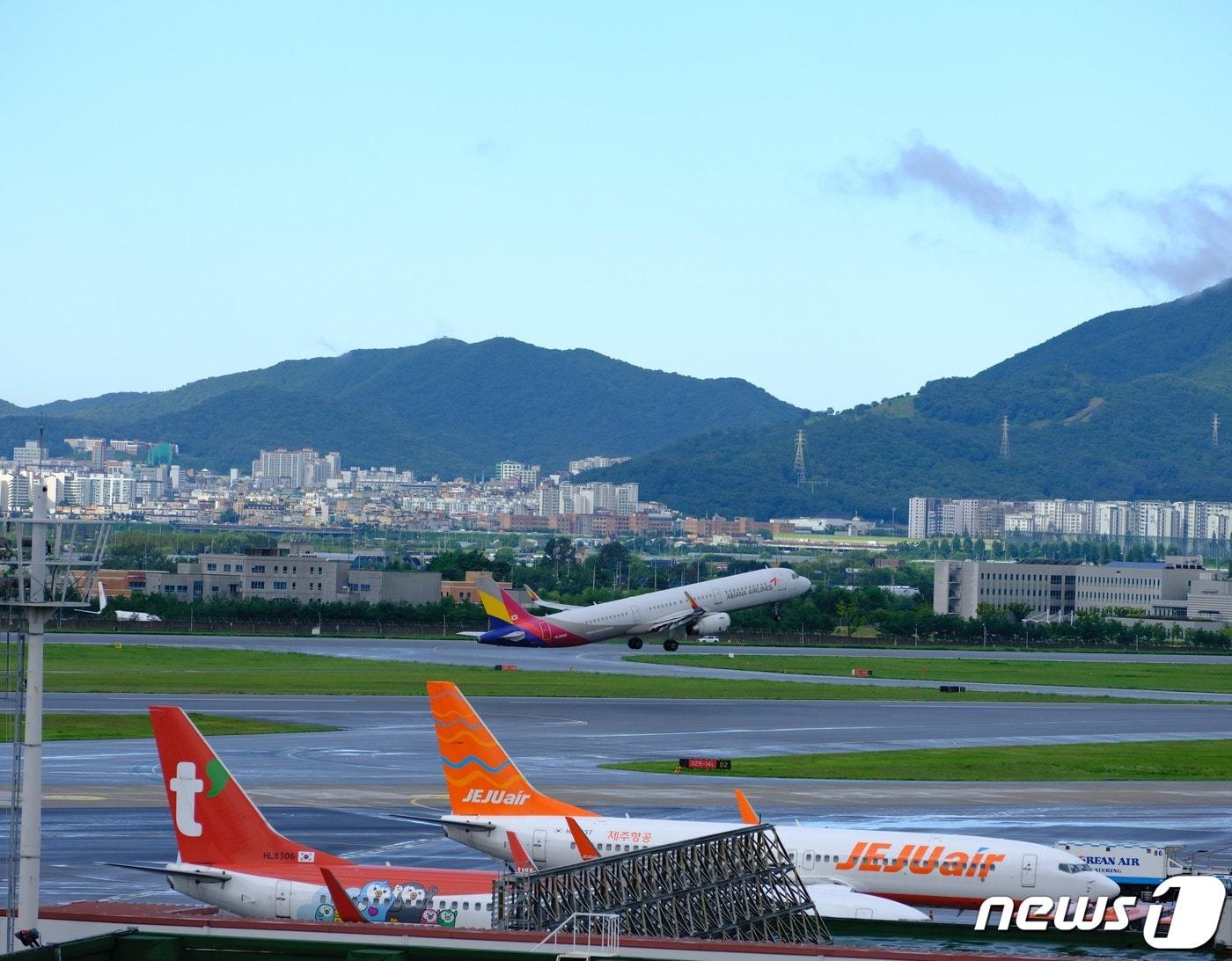 본문 이미지 - 최근 3년간 경기도에 김포공항 항공기 이·착륙 소음에 따른 민원이 15건 접수된 것으로 나타났다. /뉴스1