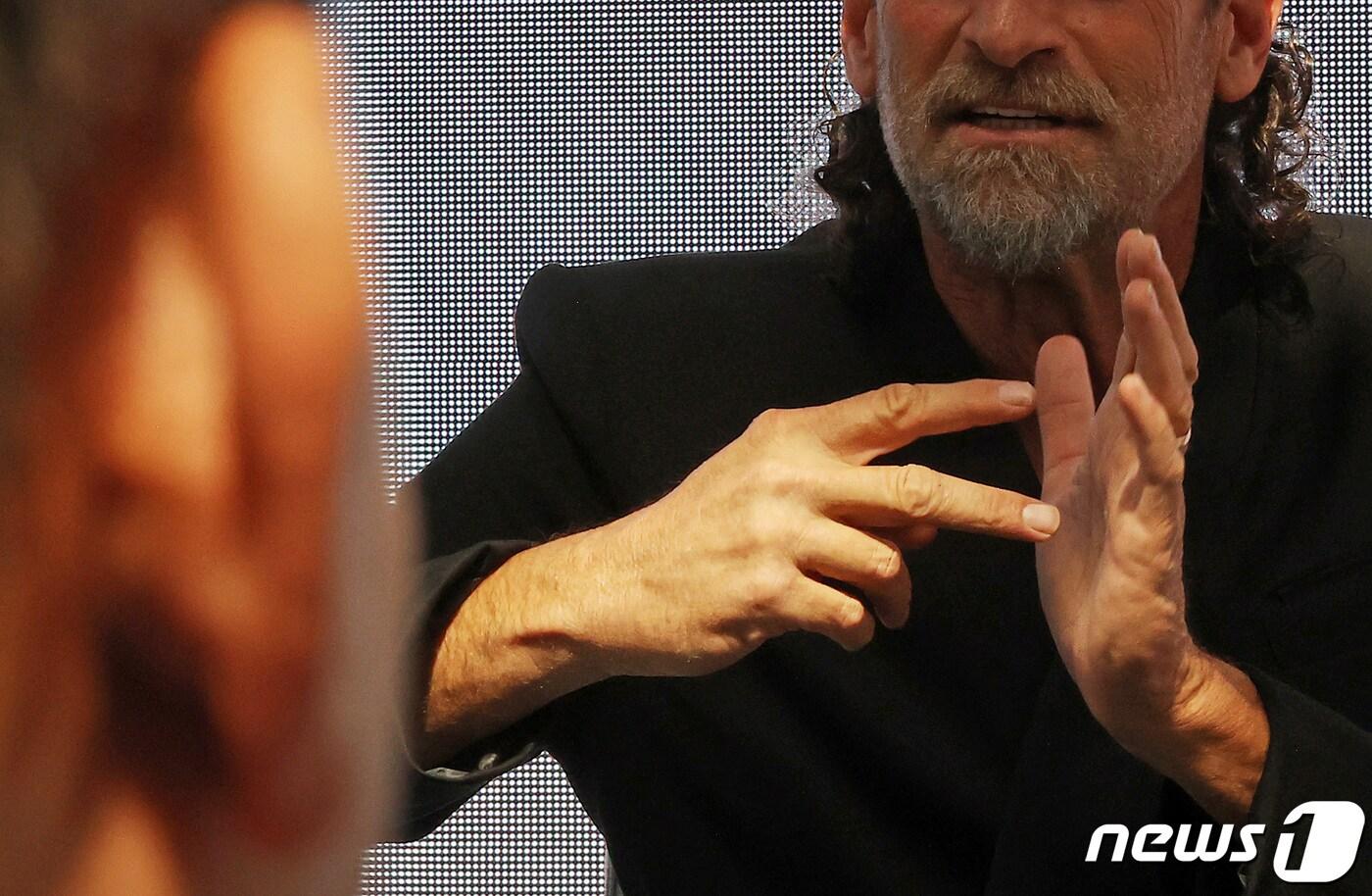 아카데미 남우조연상을 수상한 청각장애인 배우 트로이 마이클 코처가 수어로 취재진의 질문에 답변하고 있다. 2022.9.6/뉴스1 ⓒ News1 조태형 기자