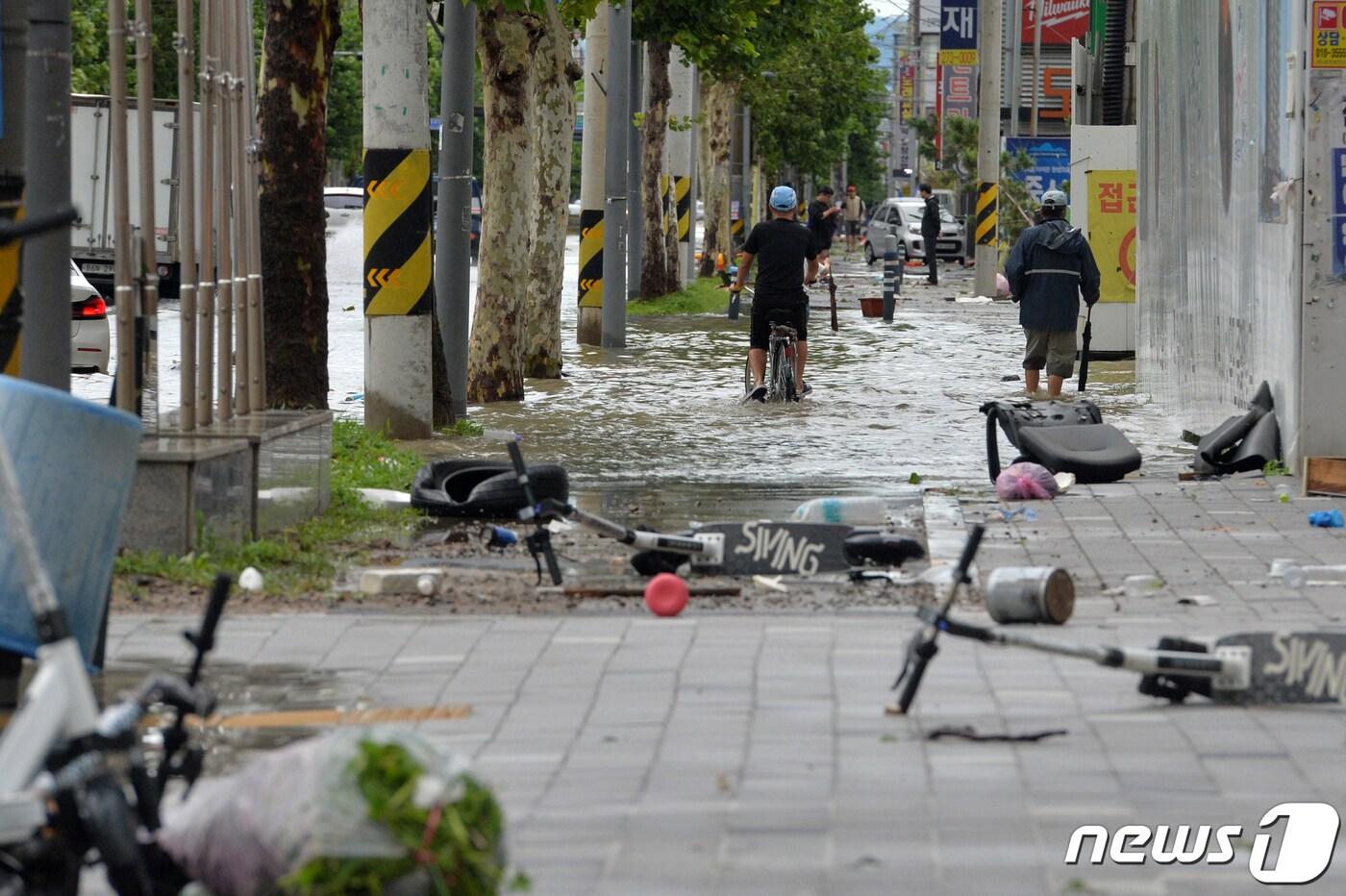 6일 오전 제11호 태풍 힌남노가 쏟아부은 물폭탄에 경북 포항시 전역이 물바다로 변한 가운데 도로 곳곳에 집기류와 공유스쿠터가 나뒹굴고 있다.2022.9.6/뉴스1 ⓒ News1 최창호 기자