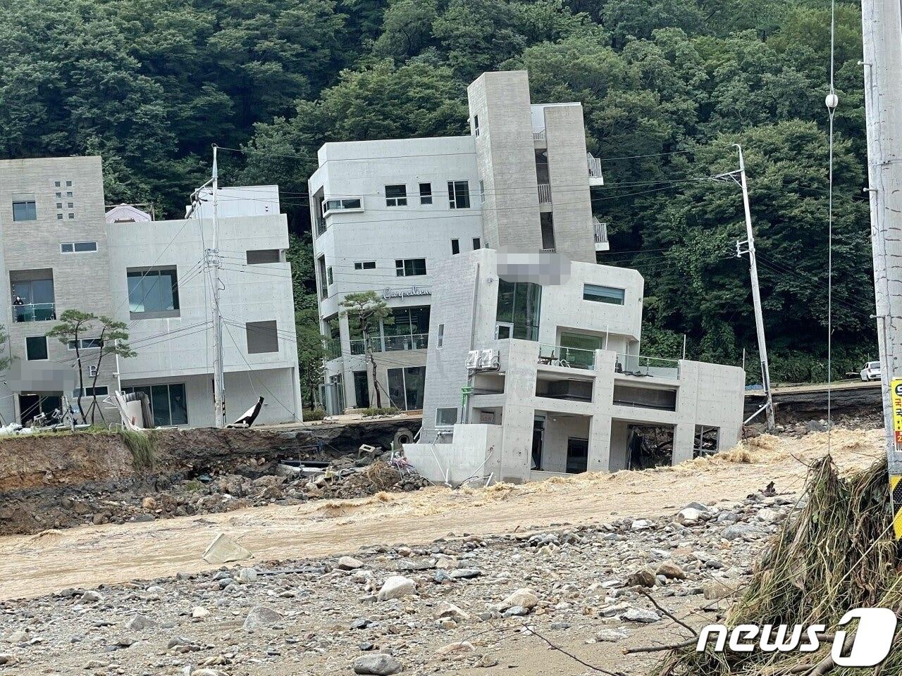 본문 이미지 - 경북 포항시 남구 오천읍 항사리의 한 풀빌라가 폭우로 인해 지반이 약해져 내려앉은 모습. (온라인 커뮤니티 갈무리)