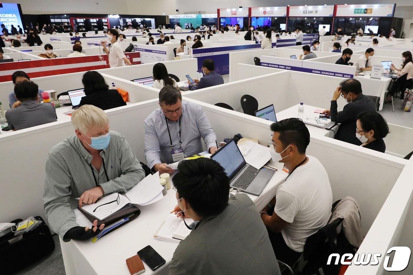 본문 이미지 - 6일 서울 동대문디자인플라자(DDP)에서 열린 2022대한민국 소싱위크에서 국내외 바이어와 참여기업간의 수출상담회가 진행되고 있다. 2022.9.6/뉴스1 ⓒ News1 이광호 기자