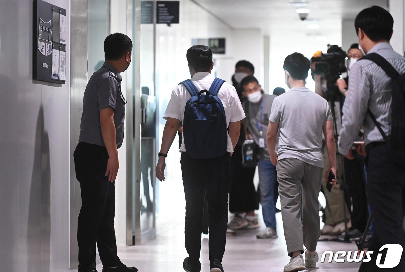 이재명 더불어민주당 대표의 제20대 대선 당시 허위사실 공표 혐의(공직선거법 위반)와 관련해 경기도청 관계자 사무실에서 압수수색을 마친 검찰 관계자들이 6일 오후 경기 수원시 영통구 경기도청의 한 사무실에서 나와 이동하고 있다. (공동취재) 2022.9.6/뉴스1 ⓒ News1 김영운 기자