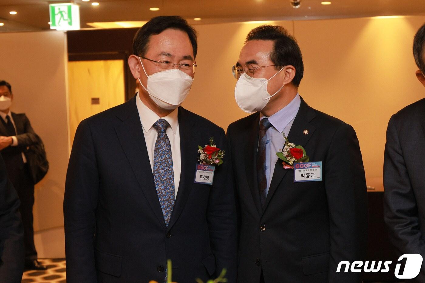 본문 이미지 - 주호영 국민의힘 전 비상대책위원장(왼쪽)과 박홍근 더불어민주당 원내대표가 6일 오후 중구 서울 더플라자호텔에서 열린 아주경제 '제14회 착한 성장, 좋은 일자리 글로벌포럼(2022 GGGF)'에 참석해 대화를 나누고 있다. (아주경제 제공) 2022.9.6/뉴스1