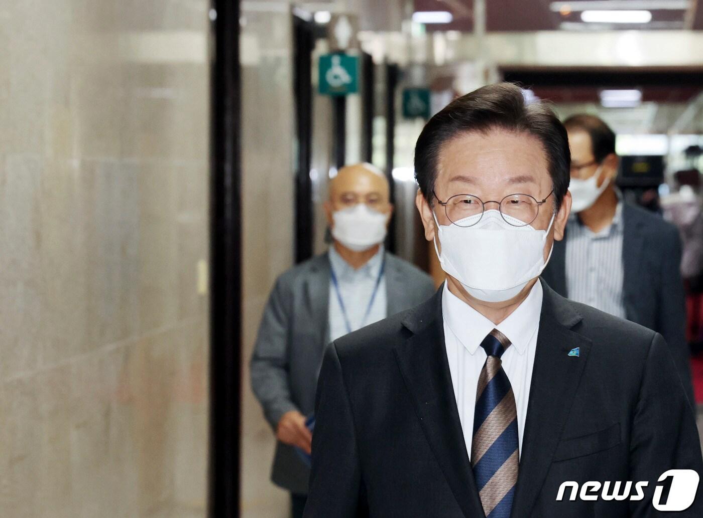 본문 이미지 - 이재명 더불어민주당 대표가 6일 오후 서울 여의도 국회 당대표실로 향하고 있다. (공동취재)/뉴스1 ⓒ News1 이재명 기자