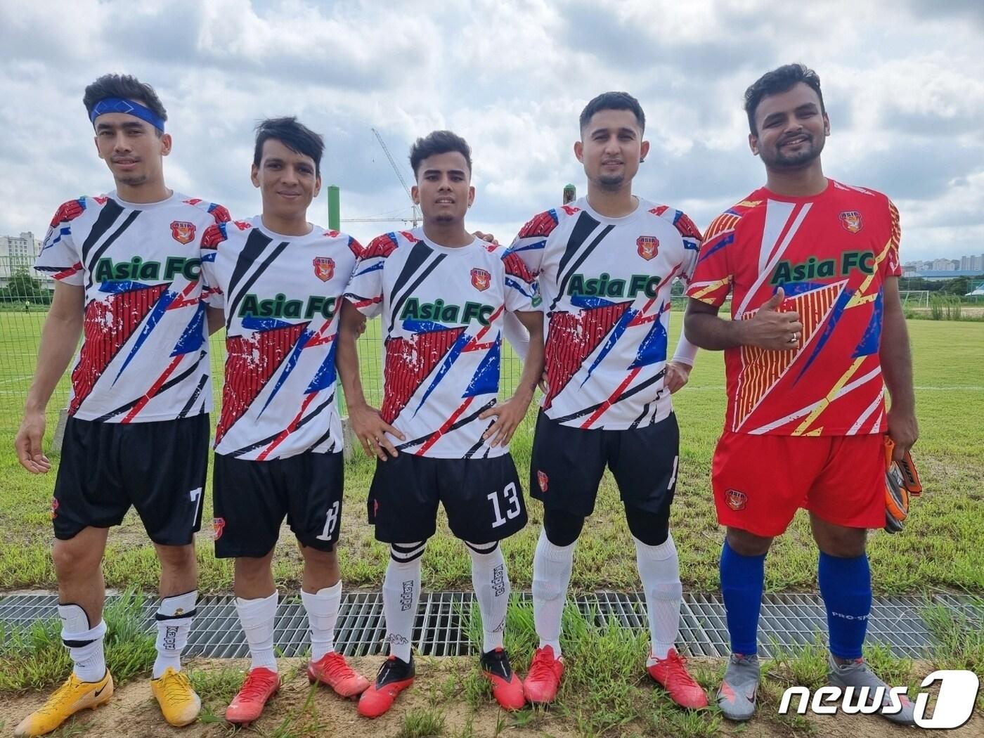 본문 이미지 - 광산구 소속 이주 노동자 축구팀 '아시아FC'의 모습. (광주 광산구 제공) 2022.9.6/뉴스1