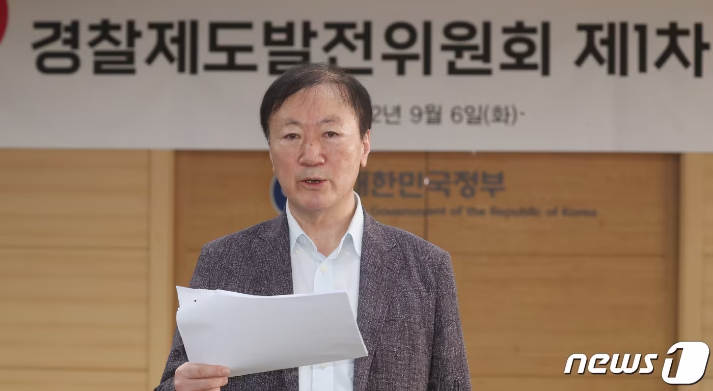 지난 2022년 9월 6일 박인환 경찰제도발전위원회 위원장이 서울 종로구 세종대로 정부서울청사에서 1차 회의를 마친 후 브리핑을 하고 있다. 2022.9.6/뉴스1 ⓒ News1 김명섭 기자