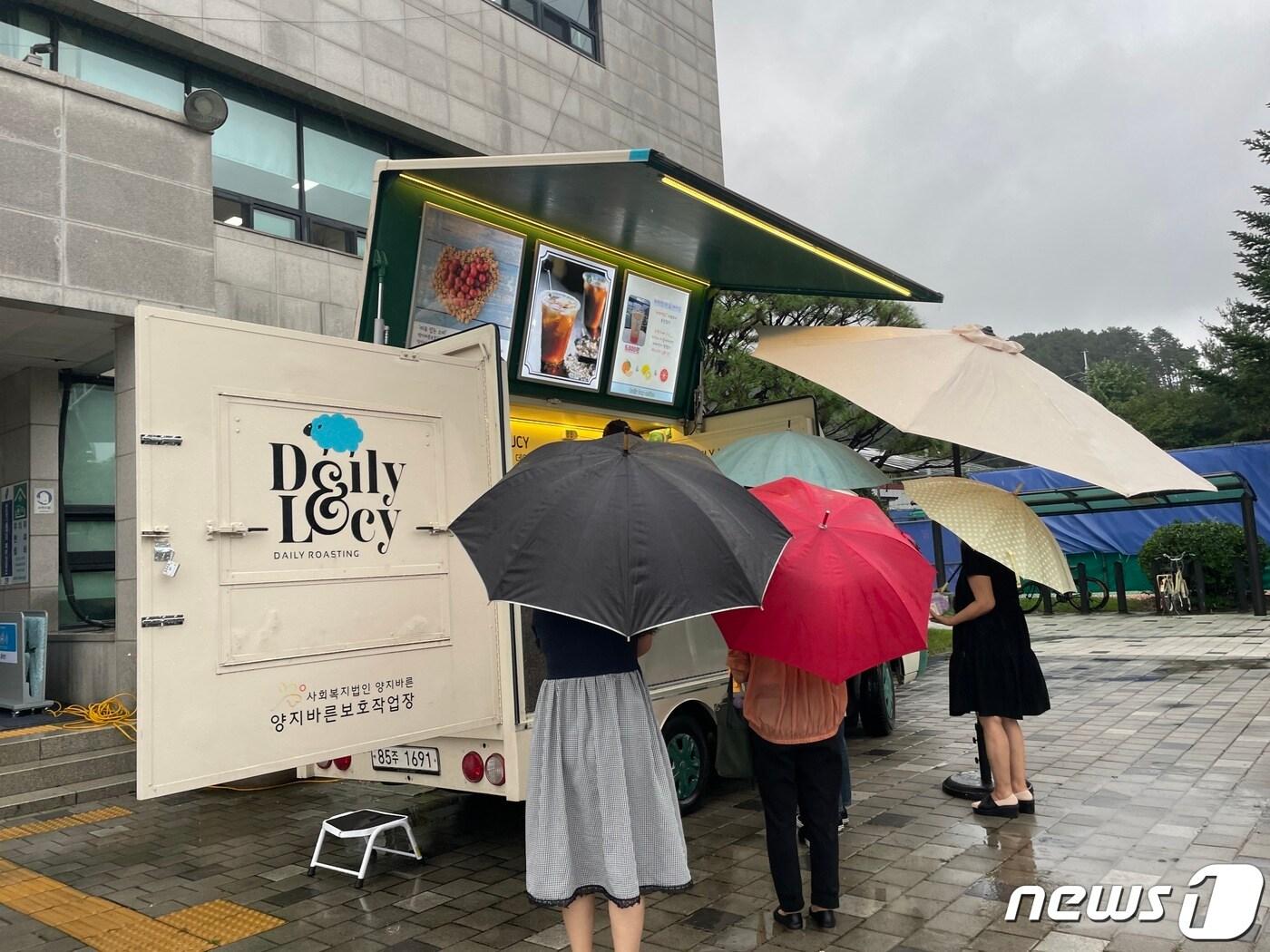 본문 이미지 - 커피를 즐기며 부정적인 감정을 긍정적으로 바꿀 수 있도록 돕는 '마음자판기'를 방문한 시민들 모습.(용인시 제공)
