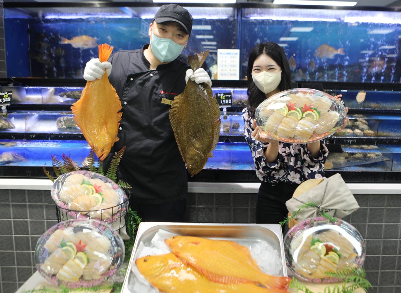 본문 이미지 - 롯데마트 제타플렉스점 수산매장에서 황금광어를 홍보하고 있는 모습(롯데마트 제공)