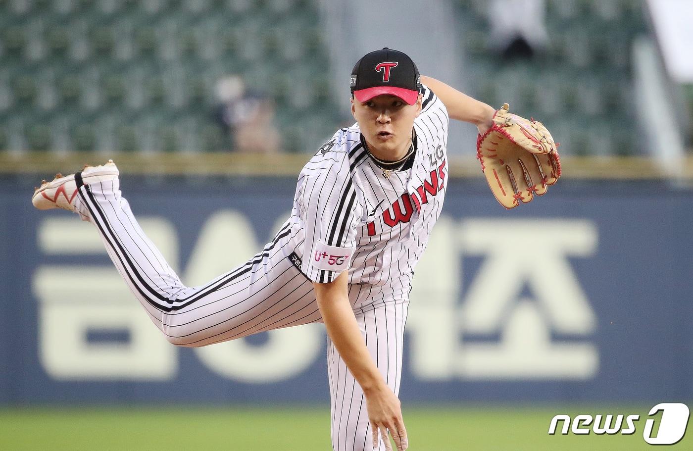 6일 오후 서울 송파구 잠실야구장에서 열린 프로야구 '2022 신한은행 SOL KBO리그' SSG 랜더스와 LG 트윈스의 경기에서 LG 이민호가 역투하고 있다. 2022.9.6/뉴스1 ⓒ News1 임세영 기자