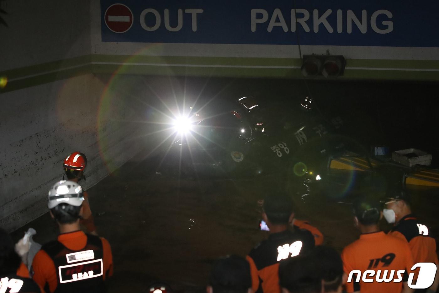  6일 오후 군과 소방당국이 경북 포항시 남구의 한 아파트 지하 주차장에서 남은 실종자를 찾기 위한 수색을 이어가고 있다. (사진은 기사 내용과 무관함) 2022.9.7/뉴스1 ⓒ News1 공정식 기자