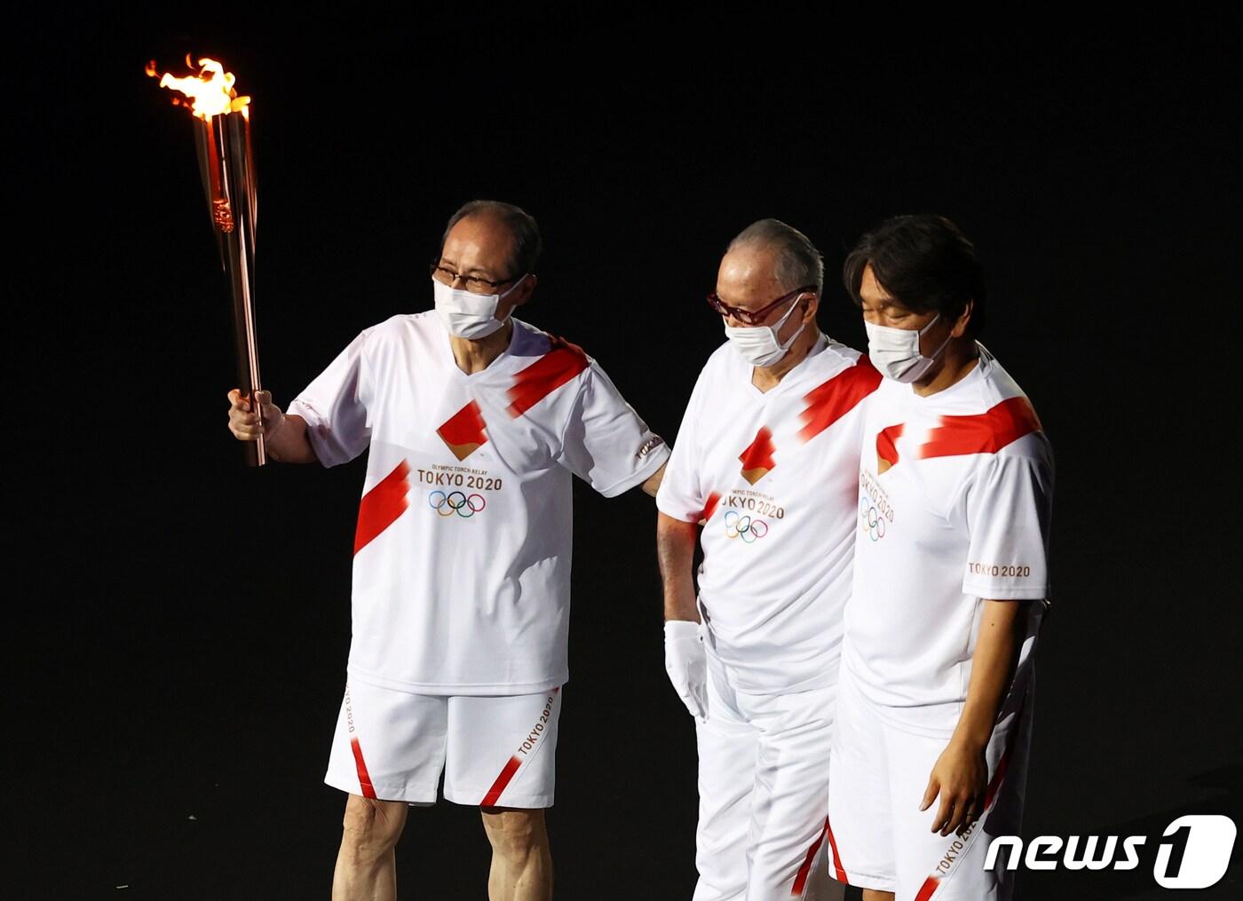 본문 이미지 - 지난해 7월23일 일본 도쿄 올림픽 개막식에서 나가시마 시게오(가운데쪽) 요미우리 자이언츠 종신 명예감독이 올림픽 성화식에 참석한 모습. 2021.07.23/뉴스1 ⓒ 로이터=뉴스1 ⓒ News1 김민수 기자