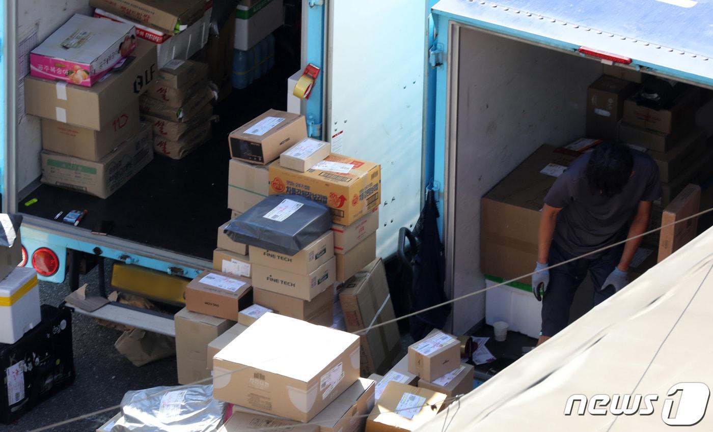 추석 연휴를 앞둔 7일 서울의 한 택배 물류센터에서 택배 기사들이 분주히 배송 준비 작업을 하고 있다. 2022.9.7/뉴스1 ⓒ News1 이동해 기자