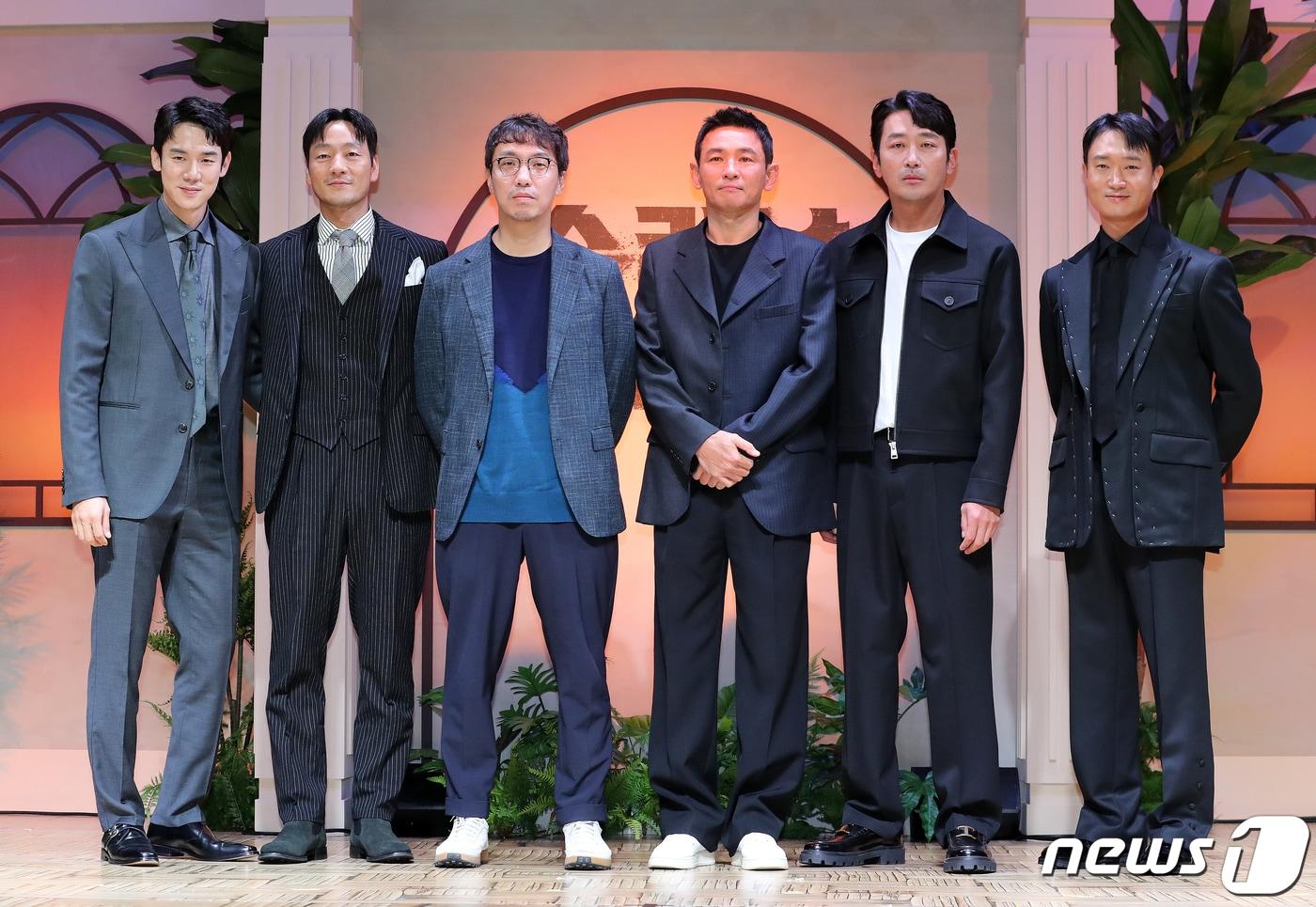본문 이미지 - 배우 유연석(왼쪽부터)과 박해수, 윤종빈 감독, 배우 황정민, 하정우, 조우진이 7일 오전 서울 강남구 역삼동 조선팰리스 서울강남에서 열린 넷플릭스 오리지널 시리즈 '수리남' 제작발표회에서 포즈를 취하고 있다. '수리남'은 남미 국가 수리남을 장악한 마약 대부로 인해 누명을 쓴 한 민간인이 국정원의 비밀 임무를 수락하며 벌어지는 이야기를 그린다. 2022.9.7/뉴스1 ⓒ News1 김진환 기자