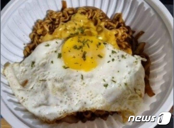 본문 이미지 - A씨가 중국집에서 배달받았다고 주장하는 '짜계치'. (온라인 커뮤니티 갈무리)