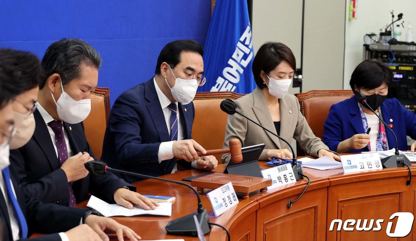 박홍근 더불어민주당 원내대표가 7일 오전 서울 여의도 국회에서 열린 최고위원회의에서 의사봉을 두드리고 있다. (공동취재) 2022.9.7/뉴스1 ⓒ News1 이재명 기자