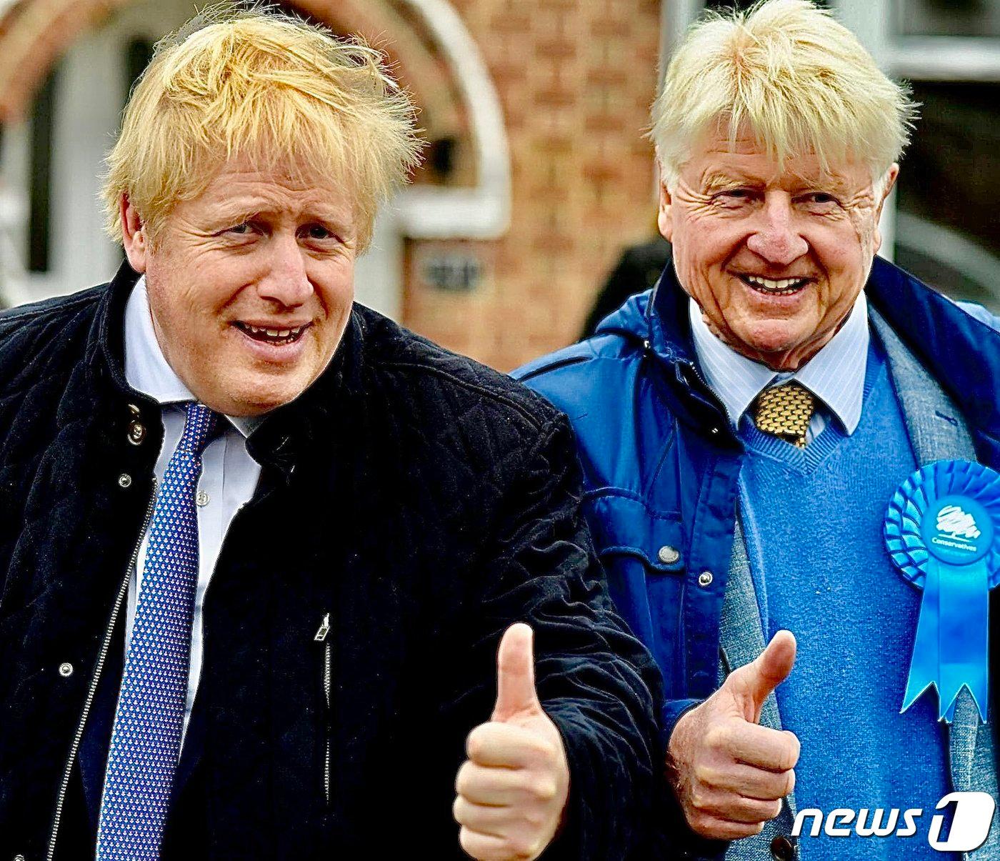 본문 이미지 - 보리스 존슨 전 영국 총리와 아버지 스탠리 존슨(트위터 갈무리)