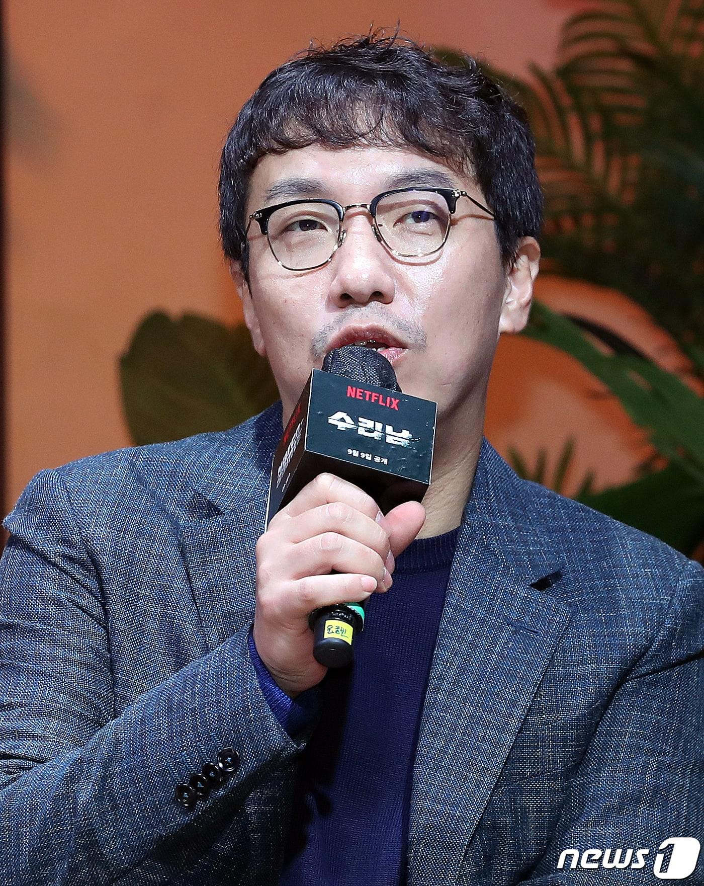 본문 이미지 - 윤종빈 감독이 7일 오전 서울 강남구 역삼동 조선팰리스 서울강남에서 열린 넷플릭스 오리지널 시리즈 '수리남' 제작발표회에서 인사말을 하고 있다. '수리남'은 남미 국가 수리남을 장악한 마약 대부로 인해 누명을 쓴 한 민간인이 국정원의 비밀 임무를 수락하며 벌어지는 이야기를 그린다. 2022.9.7/뉴스1 ⓒ News1 김진환 기자