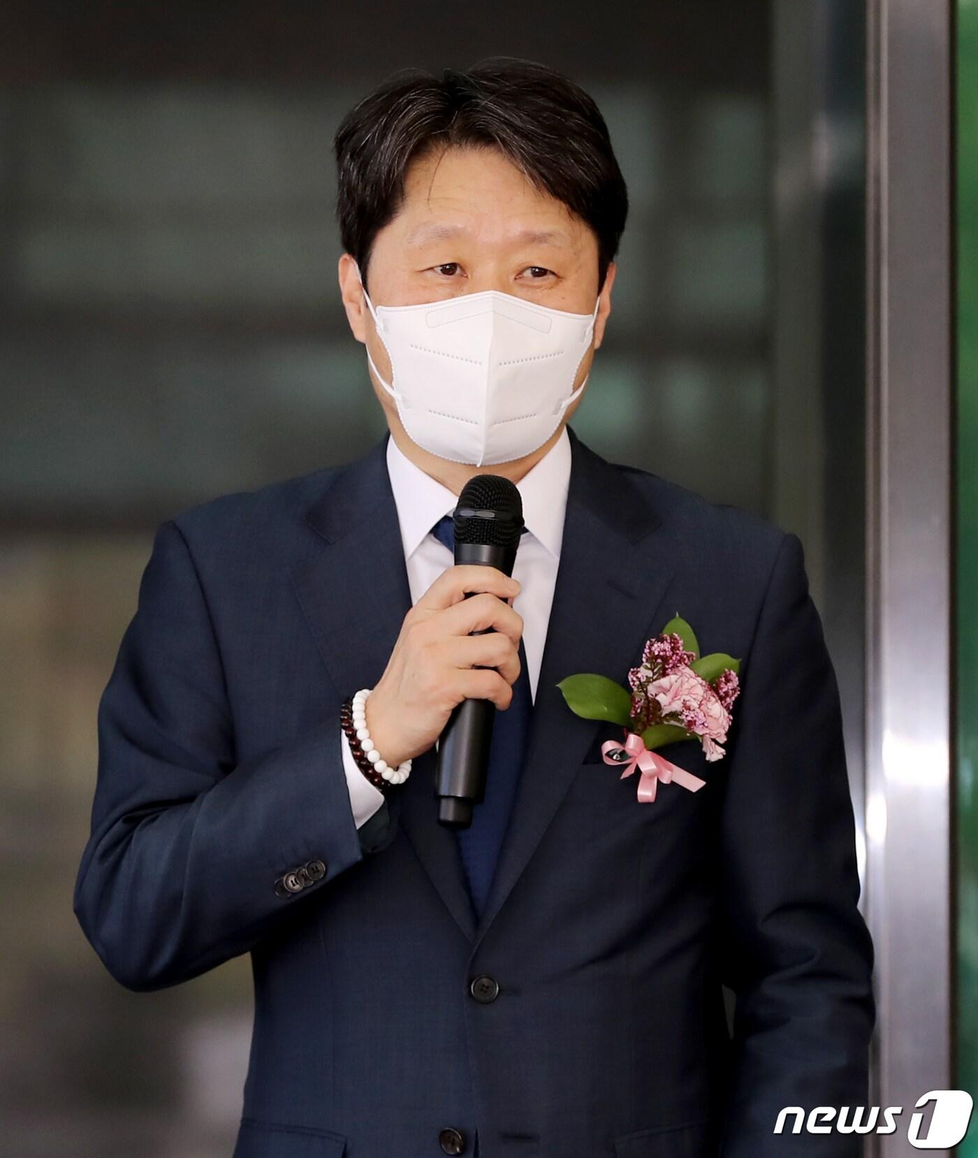 본문 이미지 - 김후곤 서울고등검찰청 검사장이 7일 서울 서초구 서울고등검찰청에서 퇴임식을 마친 뒤 청사 로비에서 직원들에게 인사말을 하고 있다. 2022.9.7/뉴스1 ⓒ News1 장수영 기자