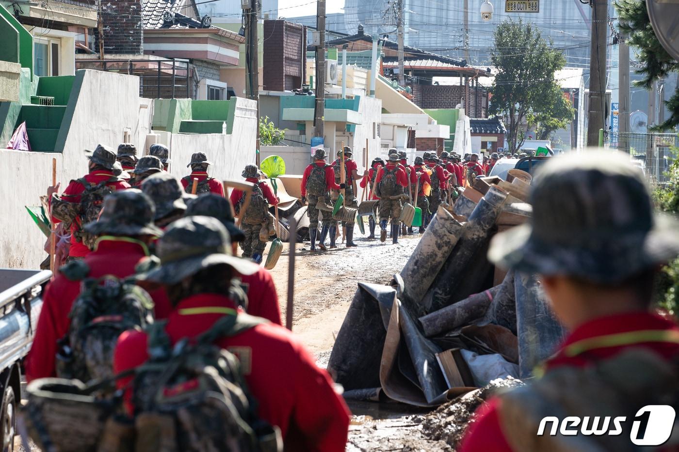 본문 이미지 - 2022년 9월 7일 태풍 '힌남노' 집중 피해를 입은 경북 포항시 남구 대송면에서 해병대원들이 피해 복구 작업에 투입되고 있다.(뉴스1 자료, 재판매 및 DB금지) ⓒ 뉴스1 유승관 기자