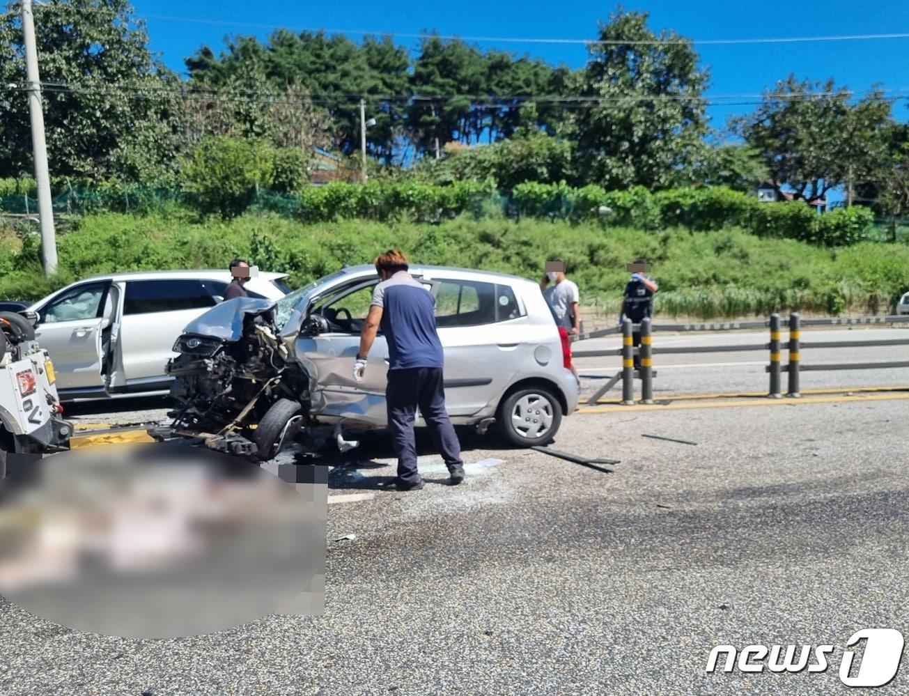 본문 이미지 - 7일 오전 강원 강릉시 사천면 미노리 속초방향 국도7호선에서 경차와 SUV간 교통사고가 발생, 현장 수습이 진행되고 있다. 경찰에 따르면 이날 사고로 80대 경차 차량 운전자가 숨졌다. 2022.9.7/뉴스1 ⓒ News1 윤왕근 기자