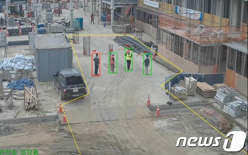 본문 이미지 - 서울디지털재단이 개발한 'AI 기반 건축공사장 위험 요소 관제 시스템' 시연 장면. 사진 왼쪽 안전모를 쓰지 않은 작업자가 빨간색으로 표시돼 나타나고 있다.(서울디지털재단 제공)