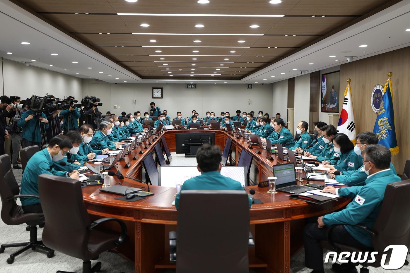 본문 이미지 - 윤석열 대통령이 7일 오전 용산 대통령실에서 태풍 '힌남노' 피해상황 긴급점검 국무회의를 주재하고 있다. (대통령실 제공) 2022.9.7/뉴스1 ⓒ News1 안은나 기자