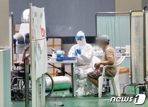 본문 이미지 - 지난 7월6일 오후 전북 전주시 화산체육관 선별진료소에서 시민들이 코로나19 PCR검사를 받고있다.2022.7.6/ⓒ 뉴스1 이지선기자