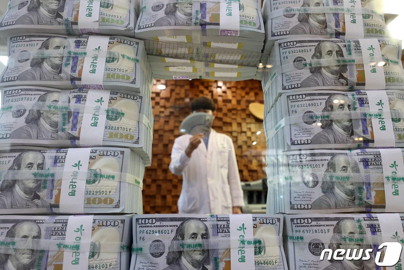 달러·원 환율이 장중 1385원을 돌파한 7일 서울 중구 하나은행 위변조대응센터에서 직원이 달러화를 정리하고 있다. 달러·원 환율이 1385원을 상회한 것은 13년 5개월 만이며, 6거래일째 연고점을 경신했다. 2022.9.7/뉴스1 ⓒ News1 조태형 기자