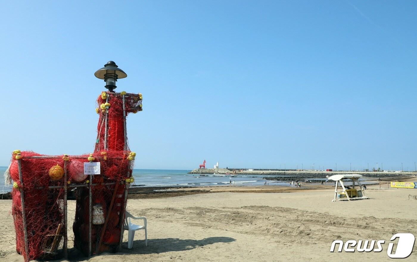 제주시 이호해수욕장의 맑은 하늘 아래 제주관광공사가 설치한 '트래쉬(Trash)' 목마가 자리하고 있다. 이 목마는 폐품, 해양쓰레기 등을 이용해 이호해변의 명물인 등대목마를 형상화한 예술작품이다.2022.9.6/뉴스1 ⓒ News1 고동명 기자