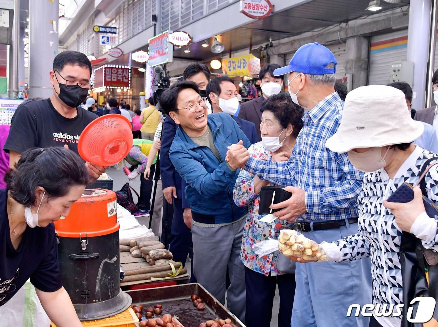 본문 이미지 - 강기정 광주시장이 추석 명절을 앞두고 북구 말바우시장을 방문해 상인과 시민들을 만나 인사를 나누고 있다. (광주시 제공) 2022.9.7/뉴스1 