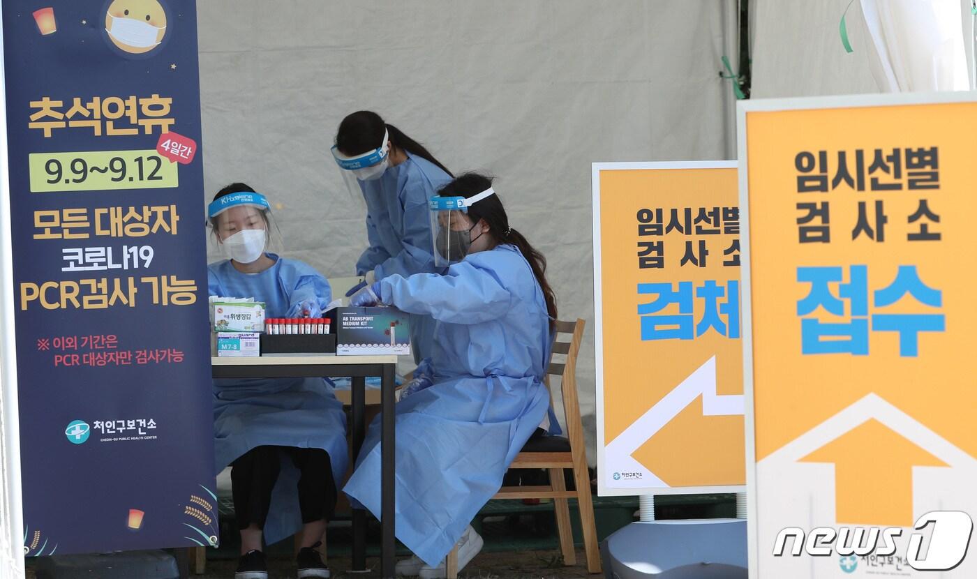 본문 이미지 - 코로나19 검사 자료사진. (사진은 기사 내용과 무관함) / 뉴스1 ⓒ News1 김영운 기자