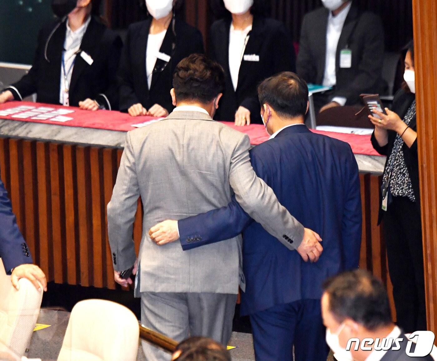 본문 이미지 - 권성동 국민의힘 원내대표와 이철규 의원이 국회에서 열린 본회의에서 대화하고 있다. (공동취재) 2022.9.7/뉴스1 ⓒ News1 허경 기자