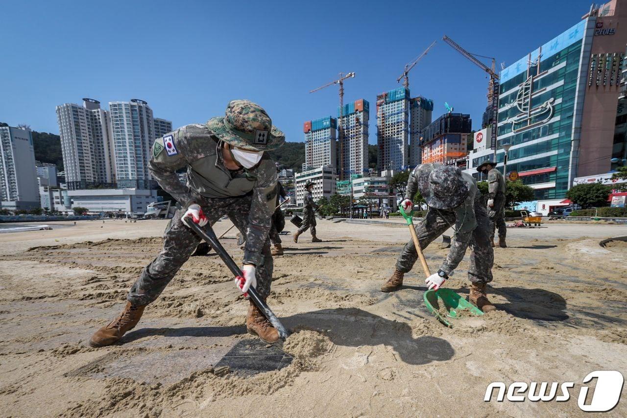 본문 이미지 - 육군 제53사단 장병들이 지난달 7일 부산시 송도해수욕장 일대에서 태풍 피해복구 대민지원작전을 하고 있다. (육군 제공) 2022.9.7/뉴스1