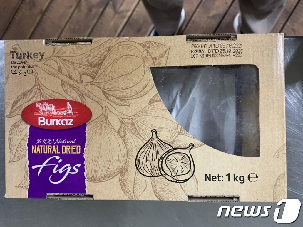 본문 이미지 - 제주의 한 유명 업체가 국내산 무화과로 속여 빵 재료로 사용한 터키산 반건조 무화과.(제주자치경찰단 제공) 2022.9.7/뉴스1