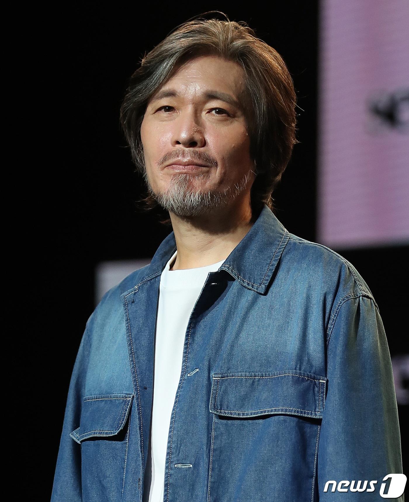 본문 이미지 - 가수 임재범이 7일 오후 서울 강남구 선릉로 일지아트홀에서 열린 정규 7집 'SEVEN,(세븐 콤마)'의 3막 '기억을 정리하며...' 발매 기념 쇼케이스에서 포토타임을 갖고 있다. 임재범의 이야기가 수록된 3막에는 타이틀곡 '아버지 사진'을 비롯해 '내가 견뎌온 날들', '너란 사람'까지 총 3곡이 포함됐다. 2022.9.7/뉴스1 ⓒ News1 김진환 기자