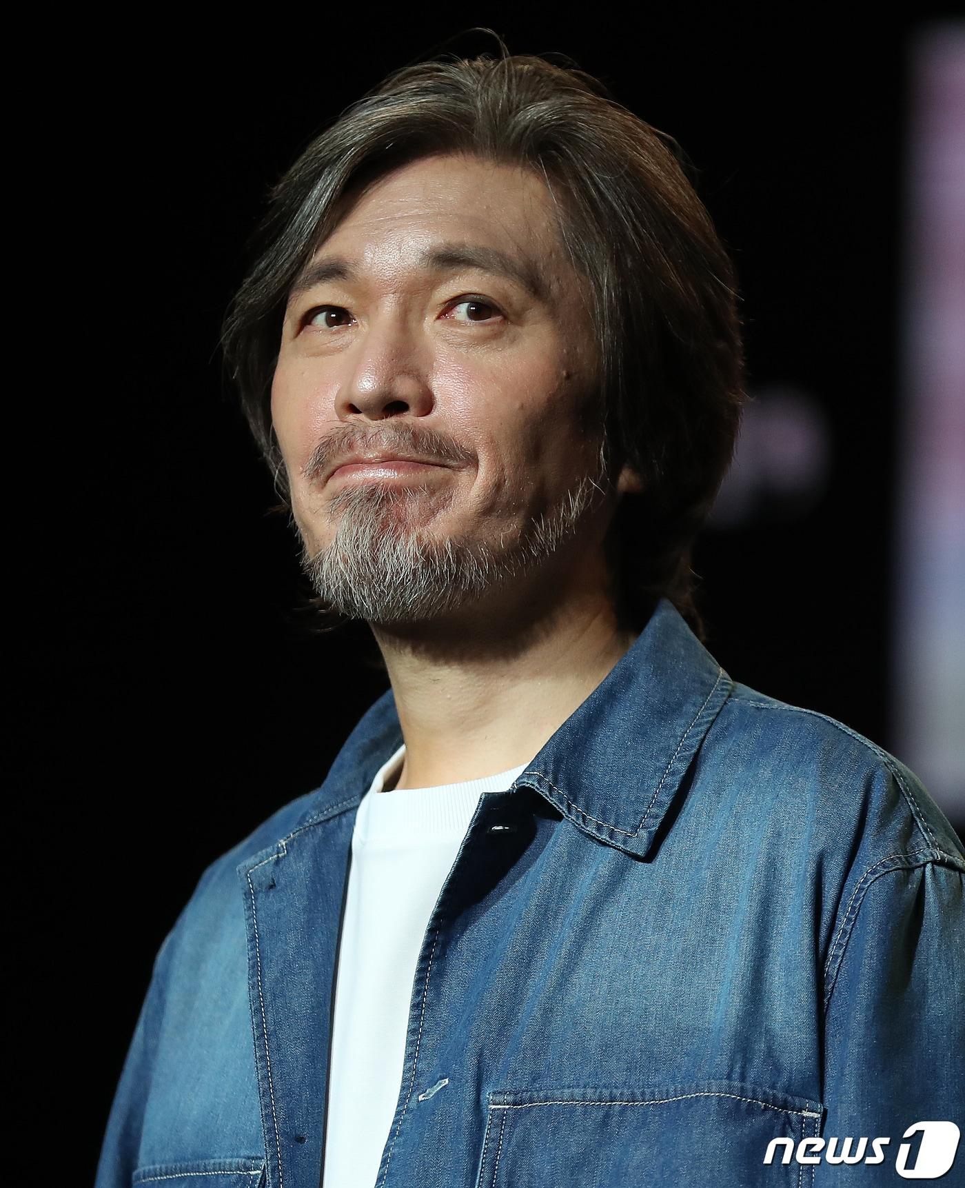 본문 이미지 - 가수 임재범이 7일 오후 서울 강남구 선릉로 일지아트홀에서 열린 정규 7집 'SEVEN,(세븐 콤마)'의 3막 '기억을 정리하며...' 발매 기념 쇼케이스에서 포토타임을 갖고 있다. 임재범의 이야기가 수록된 3막에는 타이틀곡 '아버지 사진'을 비롯해 '내가 견뎌온 날들', '너란 사람'까지 총 3곡이 포함됐다. 2022.9.7/뉴스1 ⓒ News1 김진환 기자