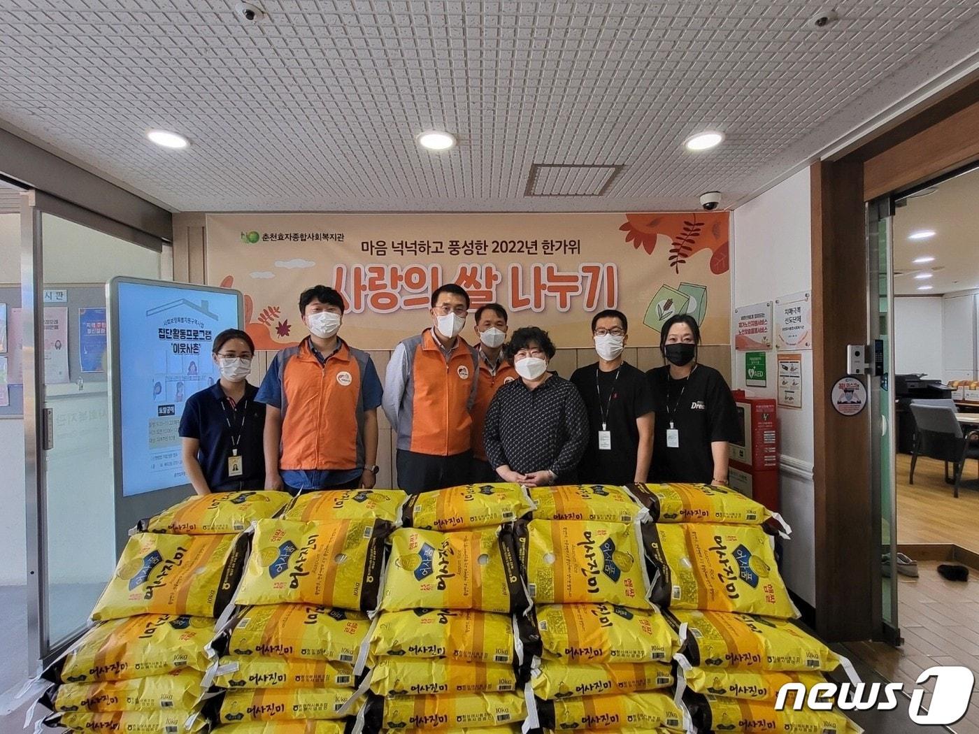 본문 이미지 - 추석맞이 노사합동 ‘사랑의 쌀 나누기’.(한국전력 강원본부 제공) 2022.9.7/뉴스1