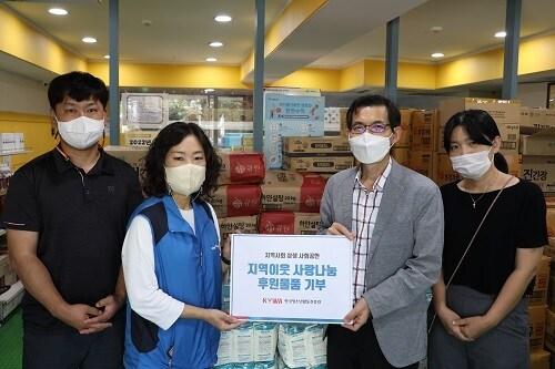 본문 이미지 - 서대문 정담은 푸드마켓 전성민 부점장(왼쪽부터), 김숙진 지점장과 한국청소년활동진흥원 김현원 정책기획이사, 이지선 대리가 사회공헌 후원 물품 기부 후 사진을 촬영하고 있다. (한국청소년활동진흥원 제공)