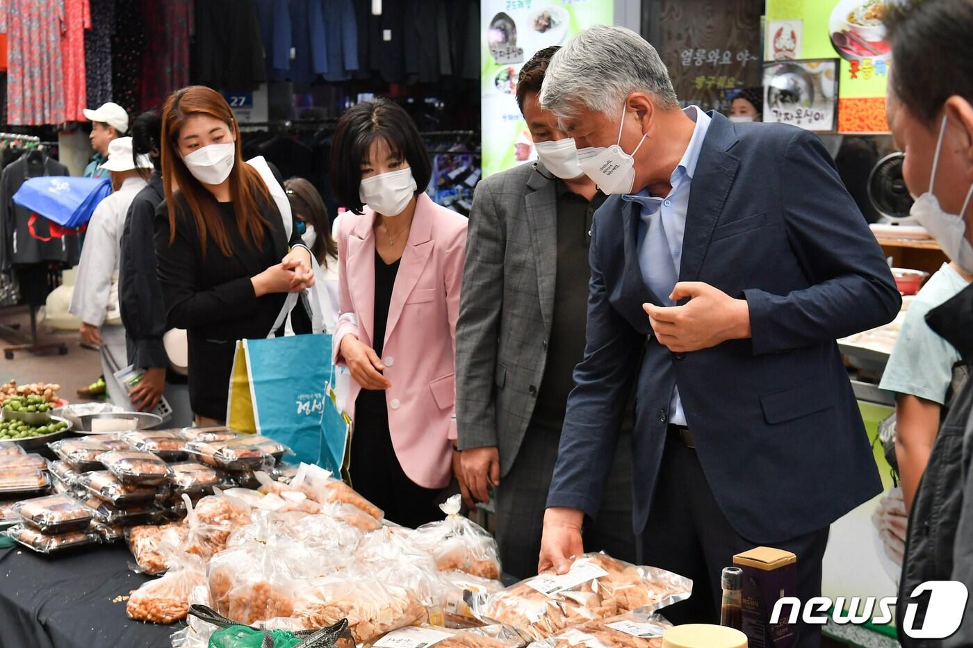 본문 이미지 - 최승준 강원 정선군수가 군 공무원들과 함께 7일 지역 내 주요 전통시장에서 장보기 행사를 가졌다. ( 정선군 제공) 2022.9.7/뉴스1