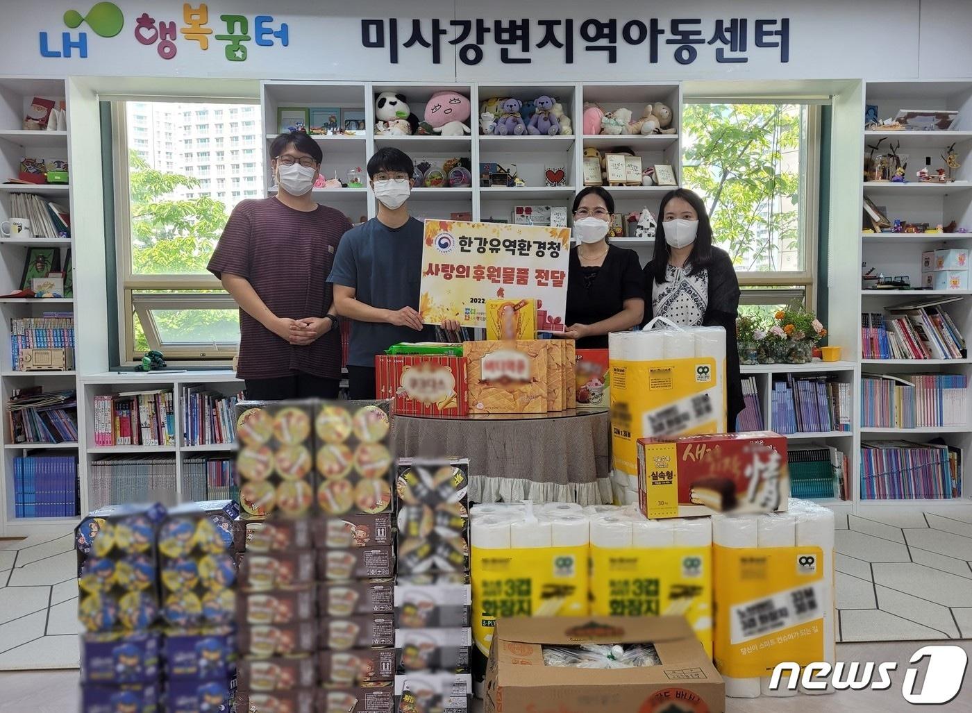 본문 이미지 - 한강청 관계자들이 7일 하남시 미사강변 지역아동센터에서 후원 물품을 전달한 뒤 기념 촬영을 하고 있다.(한강청 제공)