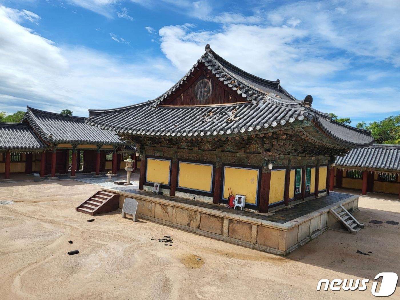 본문 이미지 - 11호 태풍 '힌남노'로 인해 기와 일부가 떨어져 나간 경주 불국사 극락전. (문화재청 제공) 