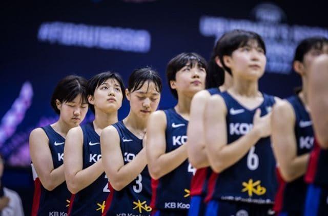 본문 이미지 -  한국 18세 이하 여자농구대표팀. 사진 (FIBA 제공)