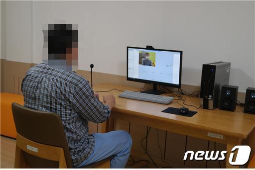 본문 이미지 - 화상 가족접견하는 모습(법무부 제공)