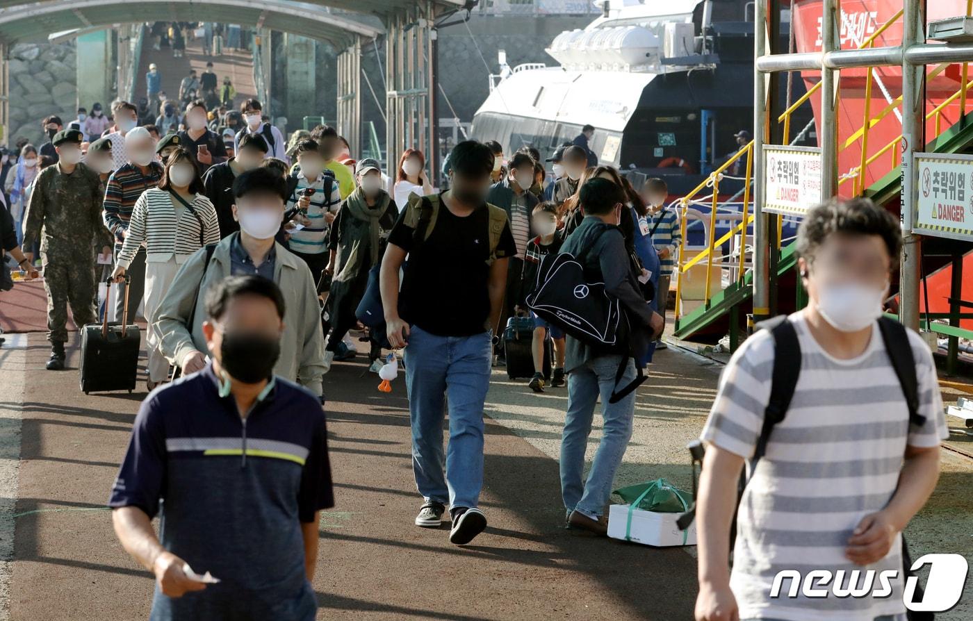 본문 이미지 - 추석 연휴를 하루 앞둔 8일 오전 인천 중구 인천항 연안여객터미널에서 귀성객들이 덕적도로 가는 여객선에 승선하기 위해 이동하고 있다. 2022.9.8 ⓒ 뉴스1 