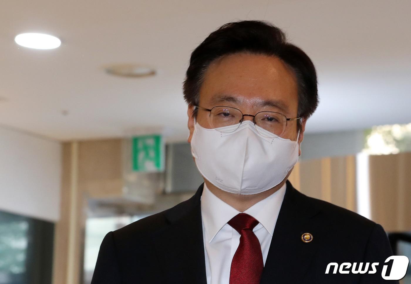 조규홍 보건복지부 장관 후보자가 8일 오전 서울 서대문구 국민연금공단 서울북부지역본부에 마련된 인사청문회 준비 사무실로 출근하며 취재진의 질문에 답하고 있다. 2022.9.8/뉴스1 ⓒ News1 이동해 기자